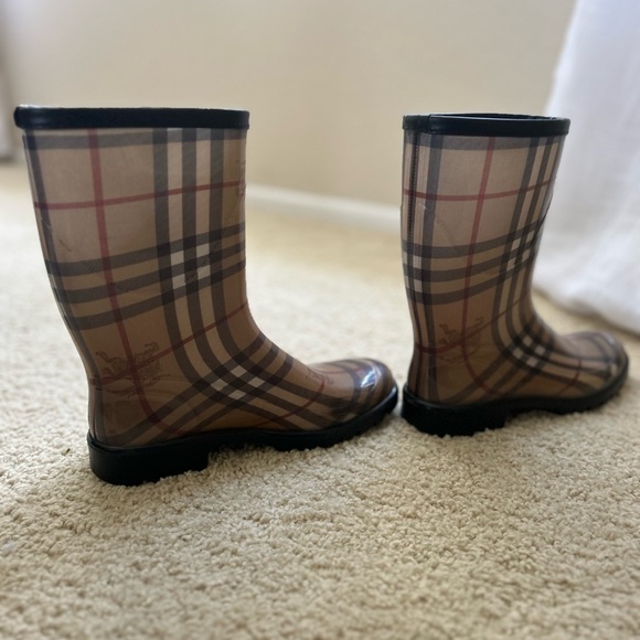 Gently used Burberry rain boots. Size 36. Made in Italy - Picture 3 of 3